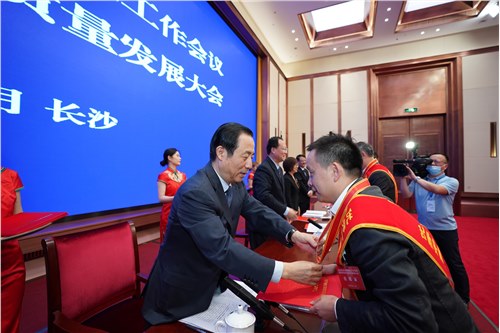 恒耀平台张学武董事长 获得“优秀中国特色社会主义事业建设者”荣誉称号